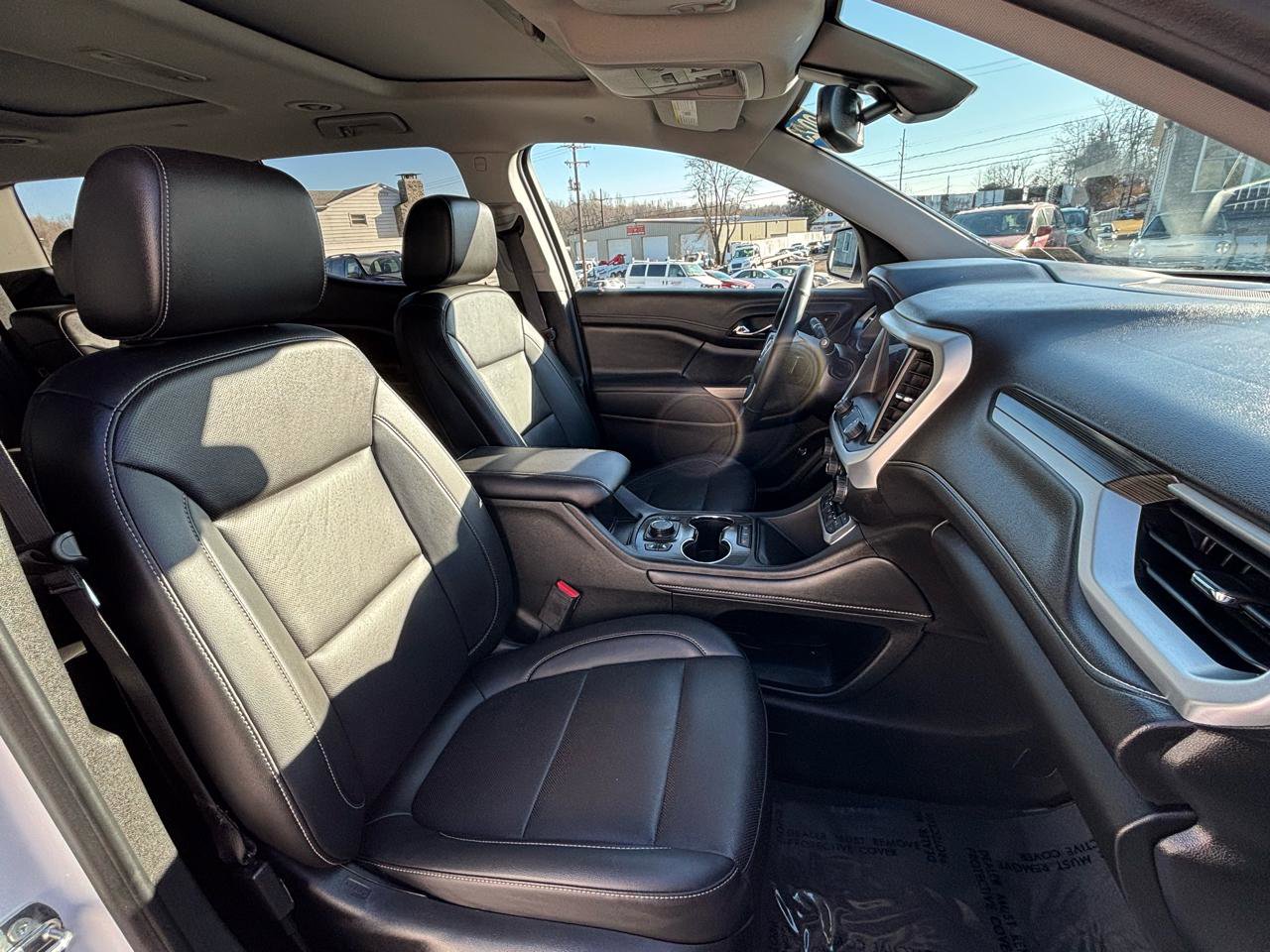 Used 2023 GMC Acadia SLT w/ Elevation Edition image 15