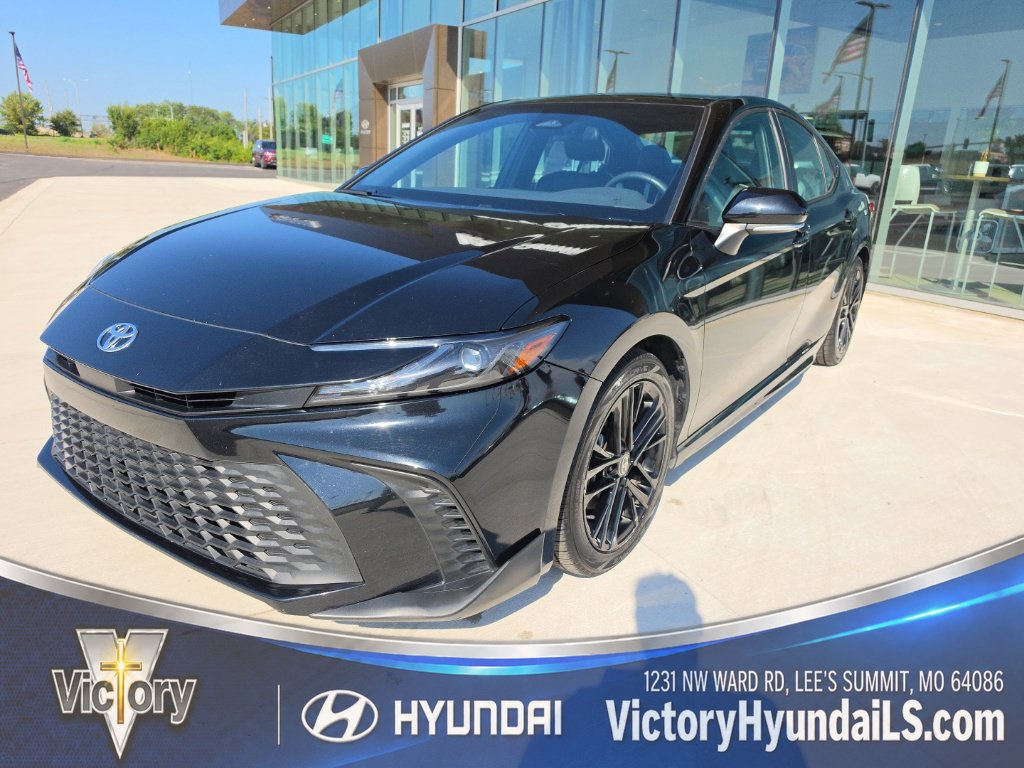 Used 2025 Toyota Camry SE FWD image 1