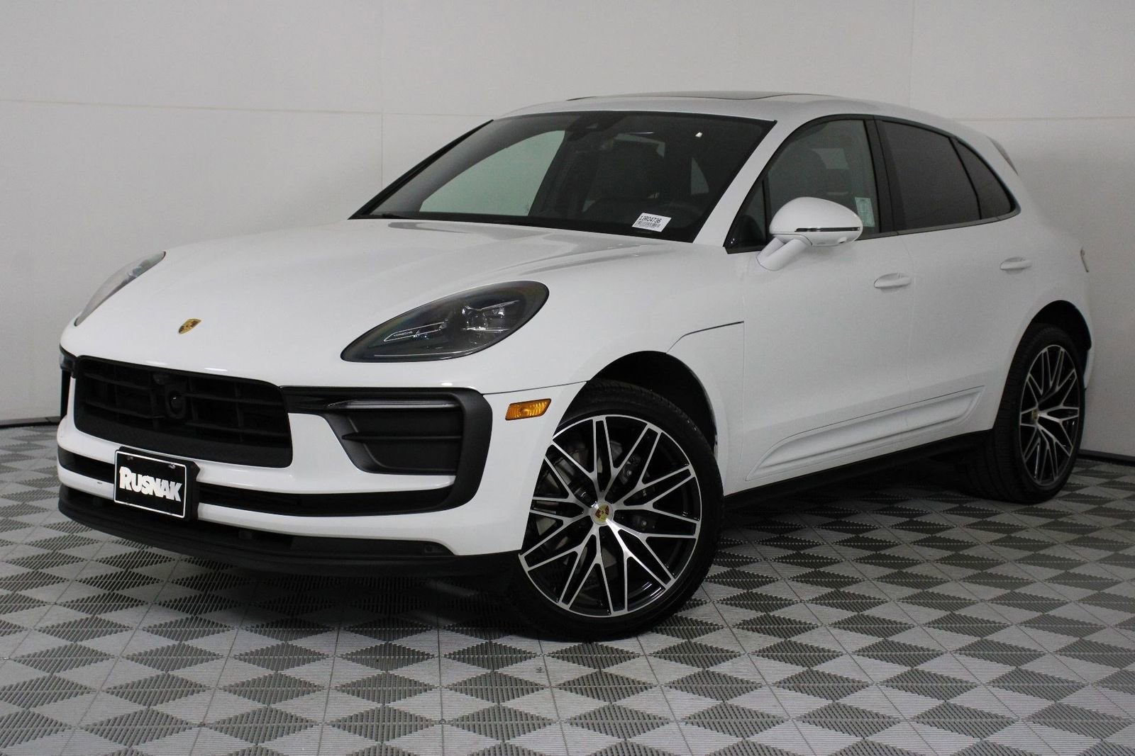 Certified 2025 Porsche Macan image 1