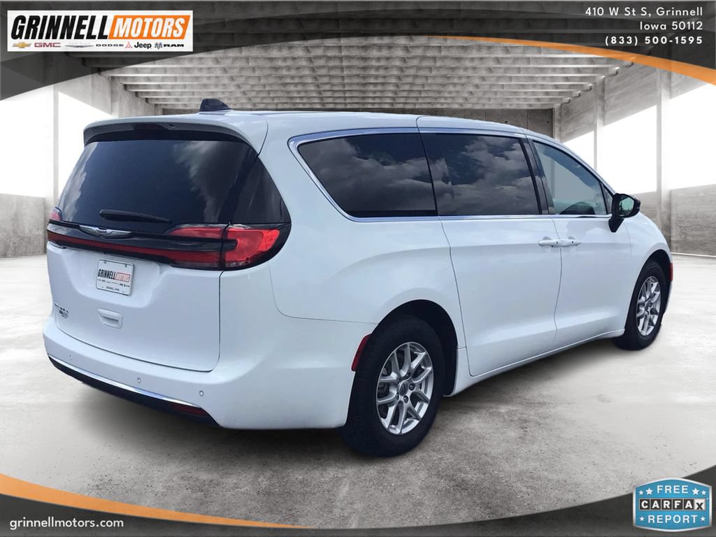 Used 2025 Chrysler Pacifica Select FWD image 5