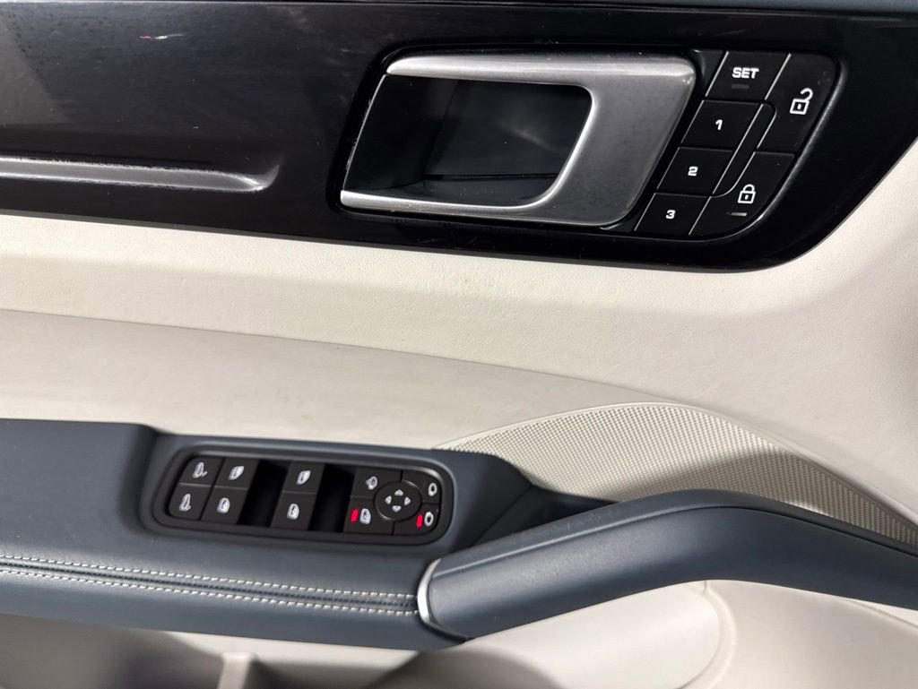 Used 2023 Porsche Cayenne AWD/4WD image 23