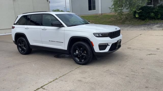 Used 2024 Jeep Grand Cherokee Limited w/ Black Appearance Package AWD/4WD image 2