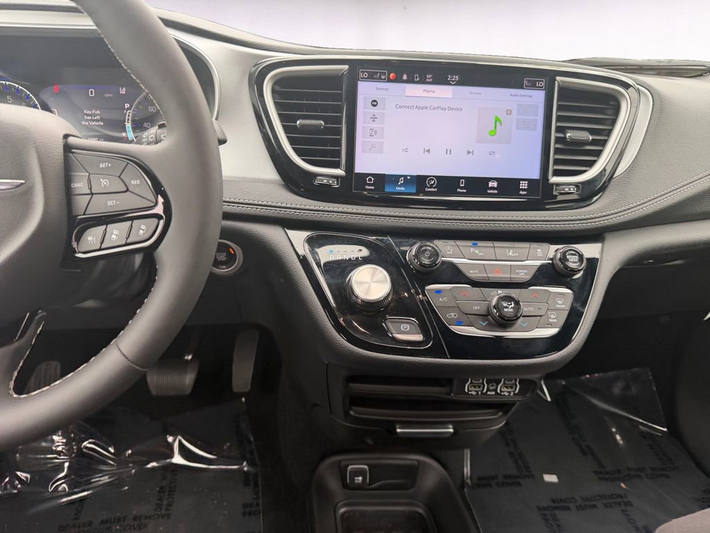 Used 2024 Chrysler Pacifica Touring FWD image 11