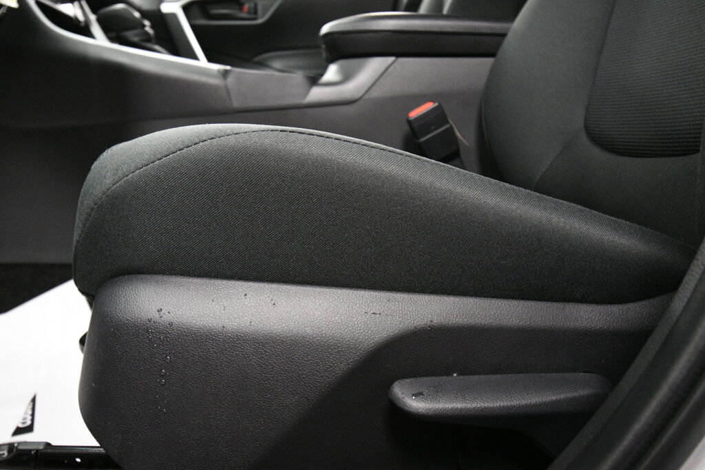 Used 2025 Toyota RAV4 LE image 10