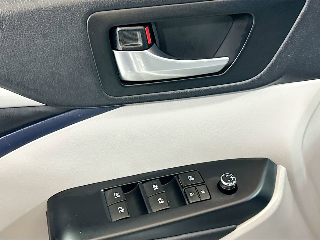 Used 2019 Toyota Highlander XLE FWD image 16