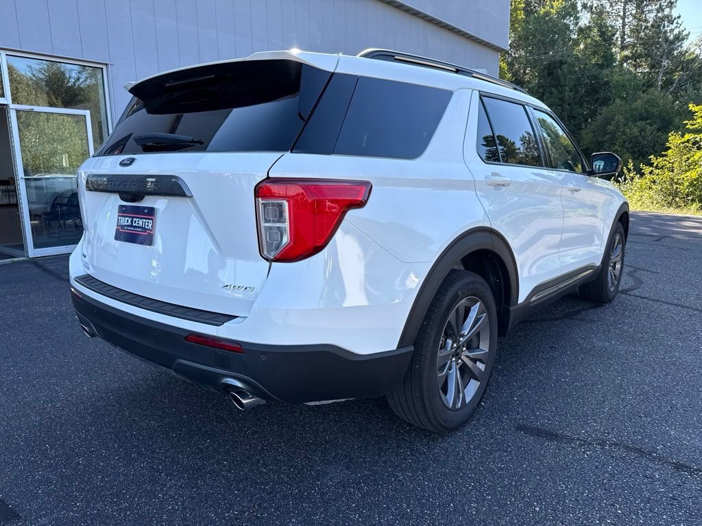 Used 2024 Ford Explorer XLT w/ Equipment Group 202A AWD/4WD image 3