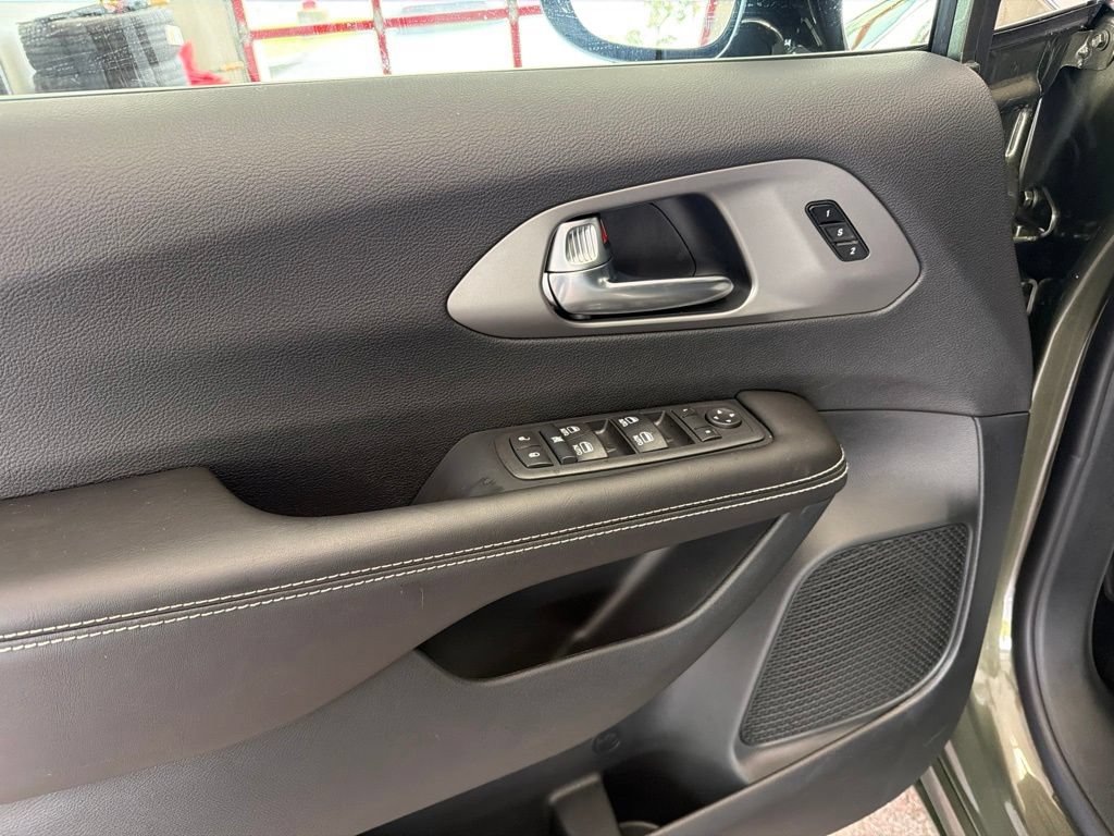 New 2027 Chrysler Pacifica Select FWD image 5