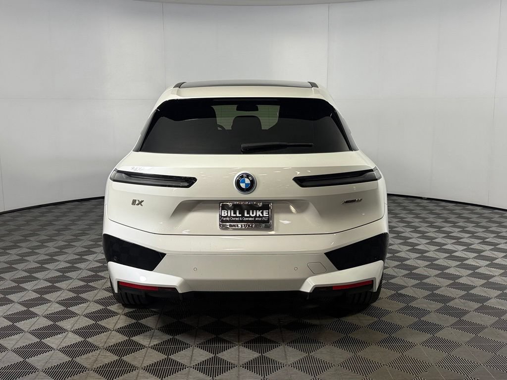 Used 2024 BMW iX xDrive50 w/ Premium Package AWD/4WD image 8