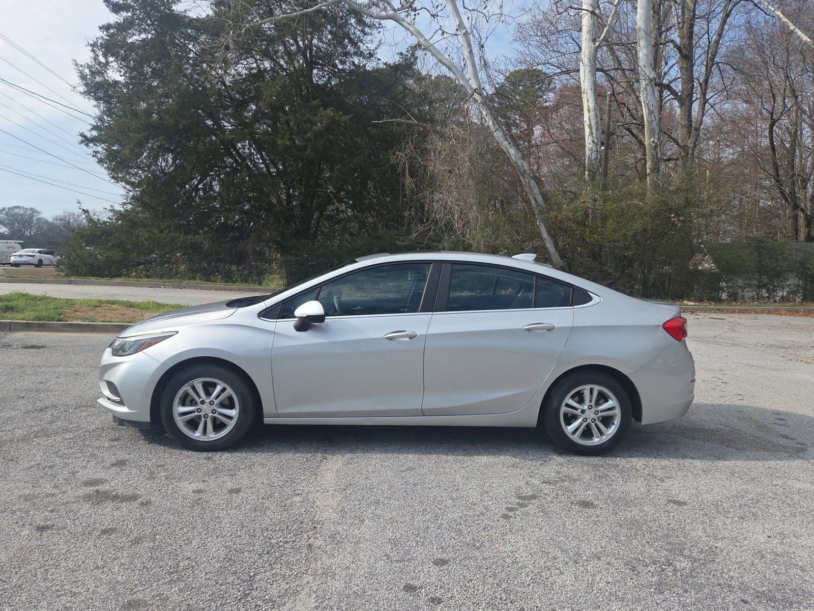 Used 2017 Chevrolet Cruze LT w/ Sun And Sound Package FWD image 2