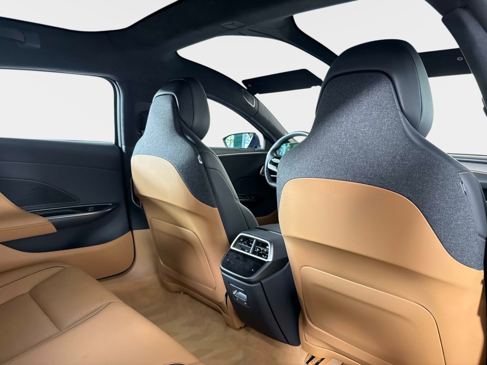 Used 2025 Lucid Air Touring AWD/4WD image 30