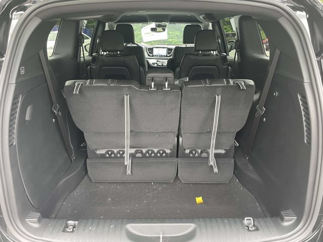 New 2027 Chrysler Pacifica Select FWD image 9