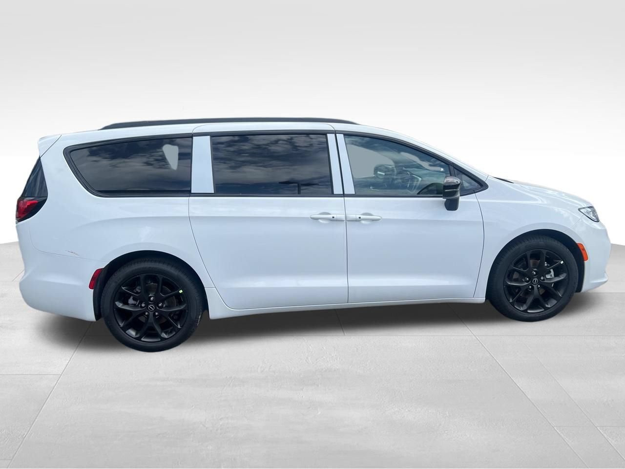 New 2026 Chrysler Pacifica Select w/ S Appearance Package FWD image 7
