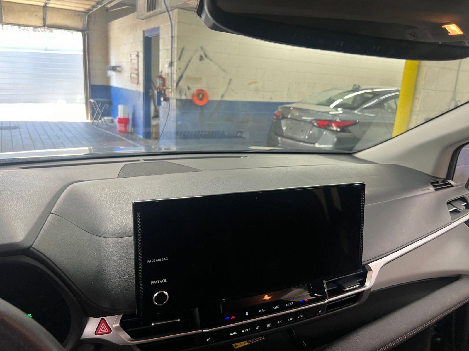 Used 2025 Toyota Sienna XLE image 17