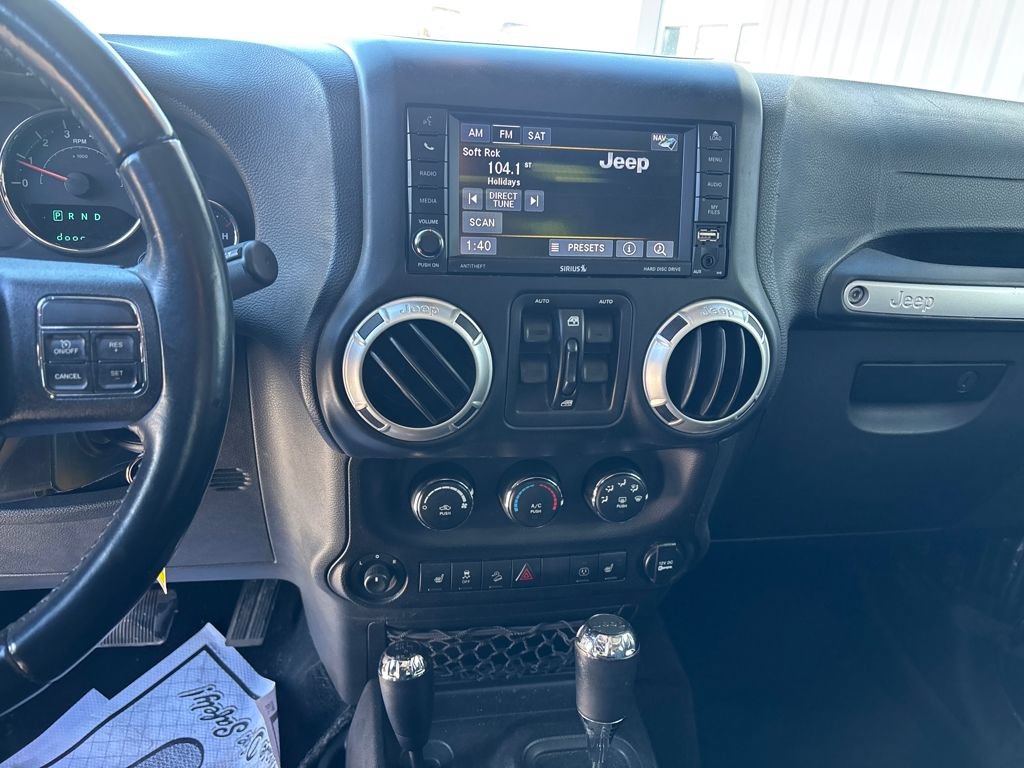 Used 2017 Jeep Wrangler Unlimited Rubicon w/ Max Tow Package AWD/4WD image 18