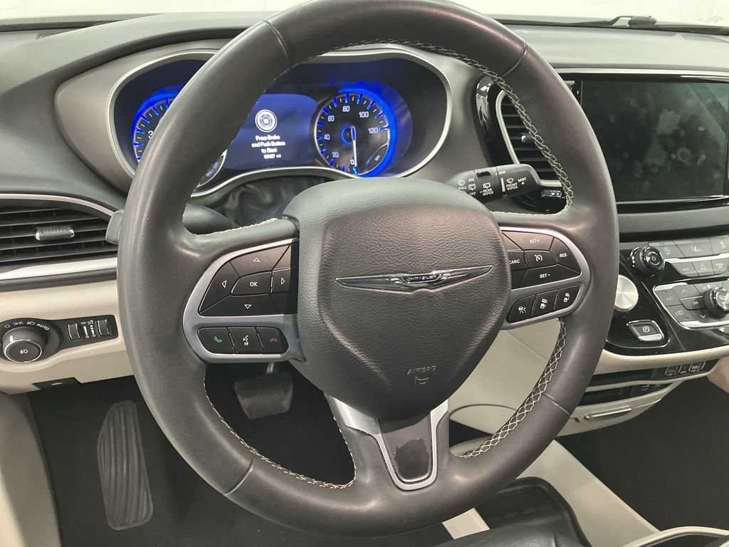 Used 2022 Chrysler Pacifica Touring-L FWD image 11