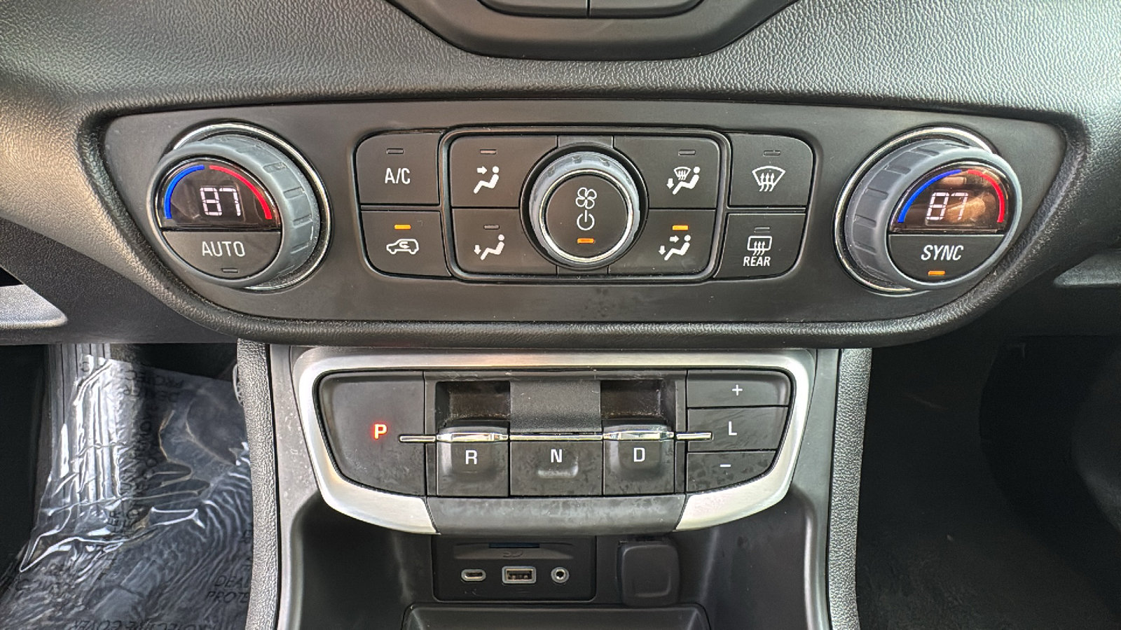 Used 2024 GMC Terrain SLT image 19