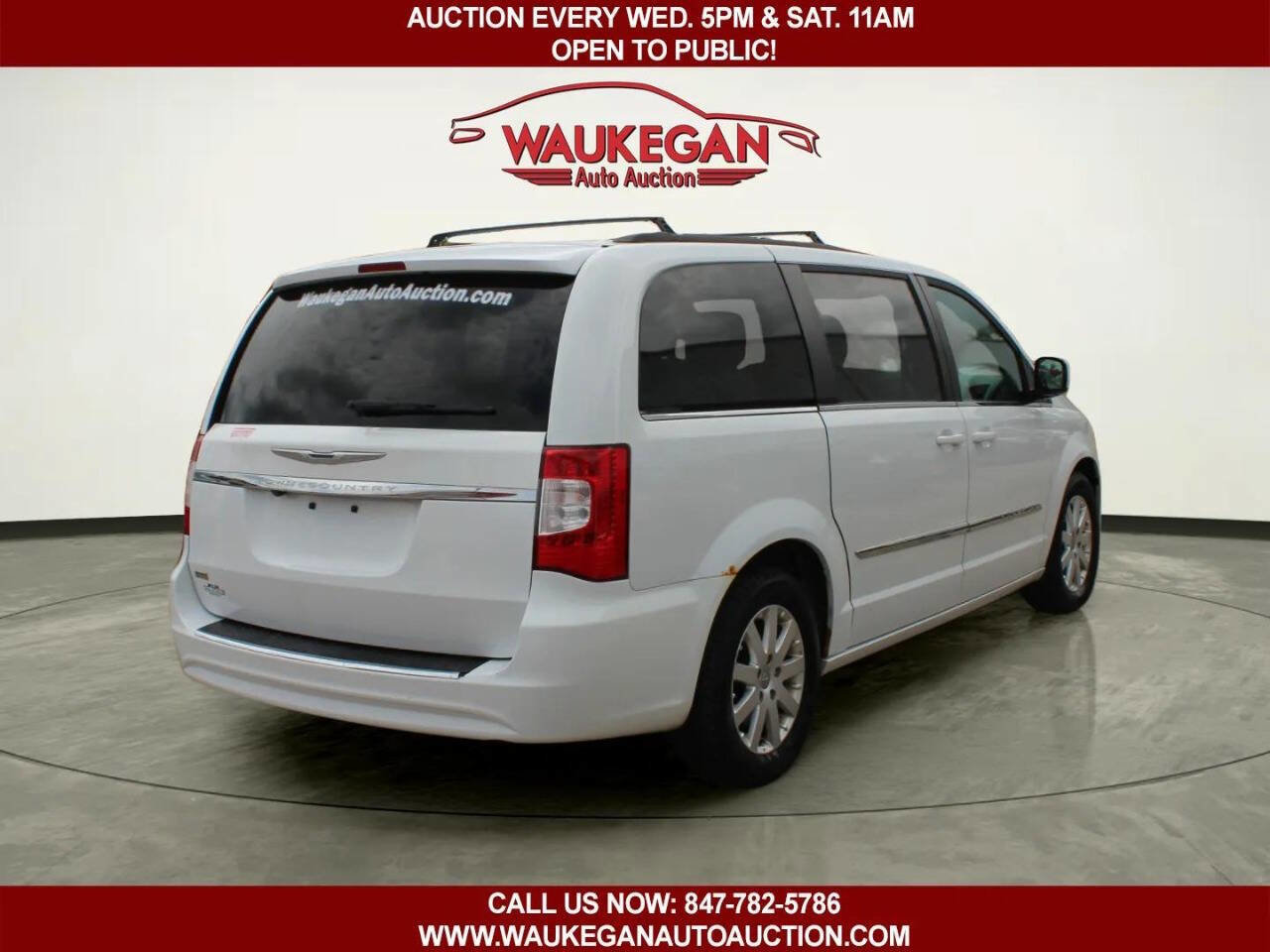 Used 2014 Chrysler Town & Country Touring FWD image 5