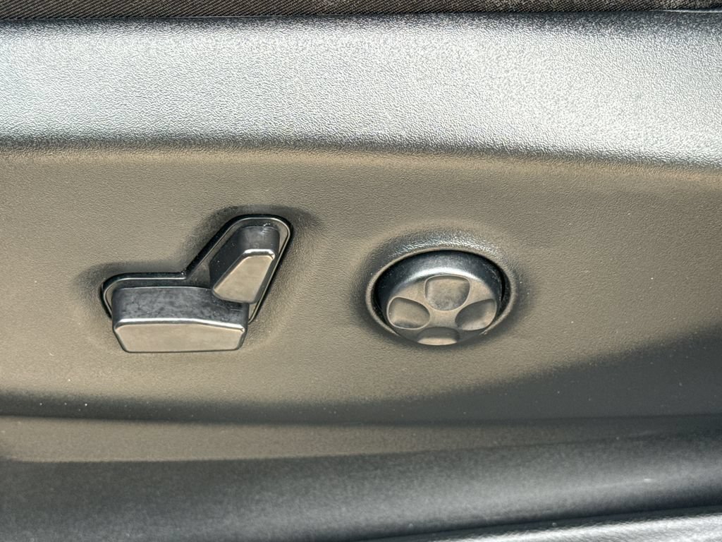 Used 2024 Chrysler Pacifica Limited FWD image 24