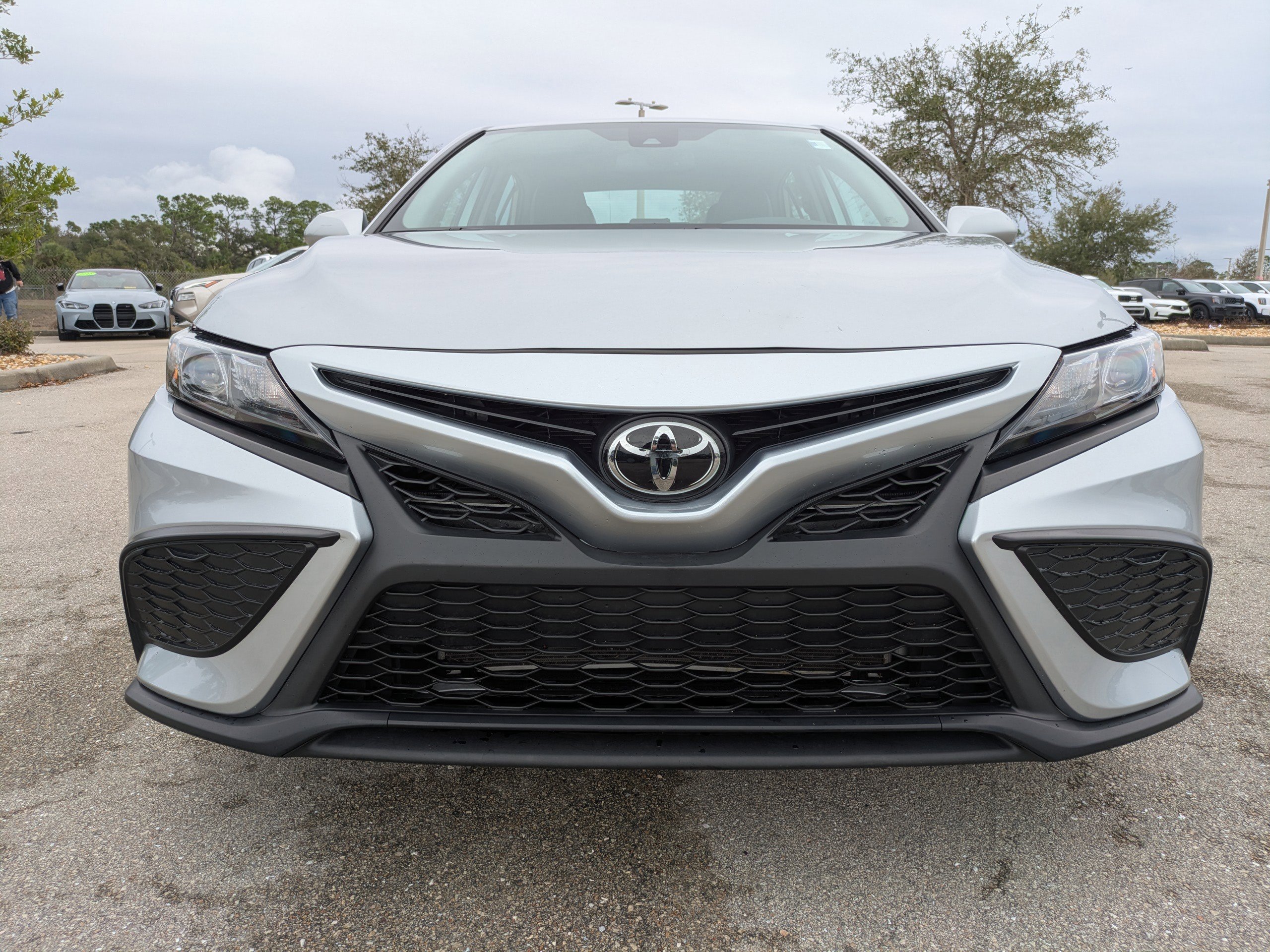 Used 2023 Toyota Camry SE image 3