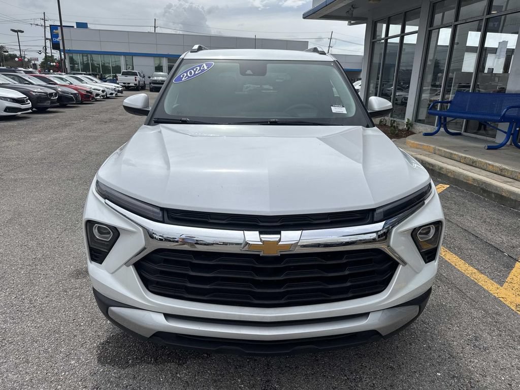 Used 2024 Chevrolet TrailBlazer LT w/ Driver Confidence Package FWD image 2