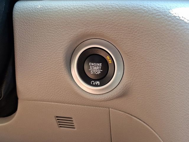 Used 2024 Chrysler Pacifica Limited FWD image 25
