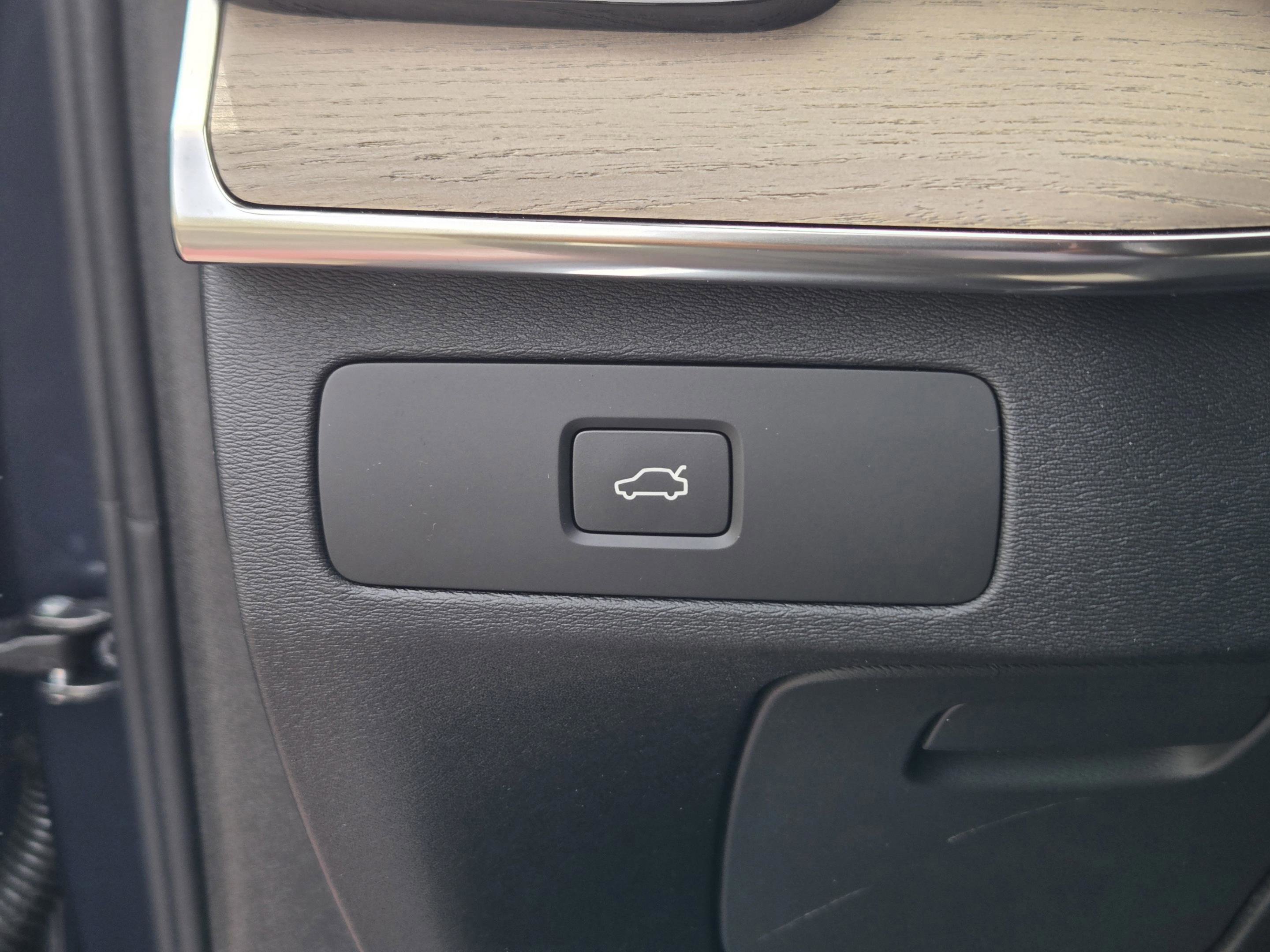 New 2026 Volvo XC90 B6 Plus w/ Protection Package Premier image 18