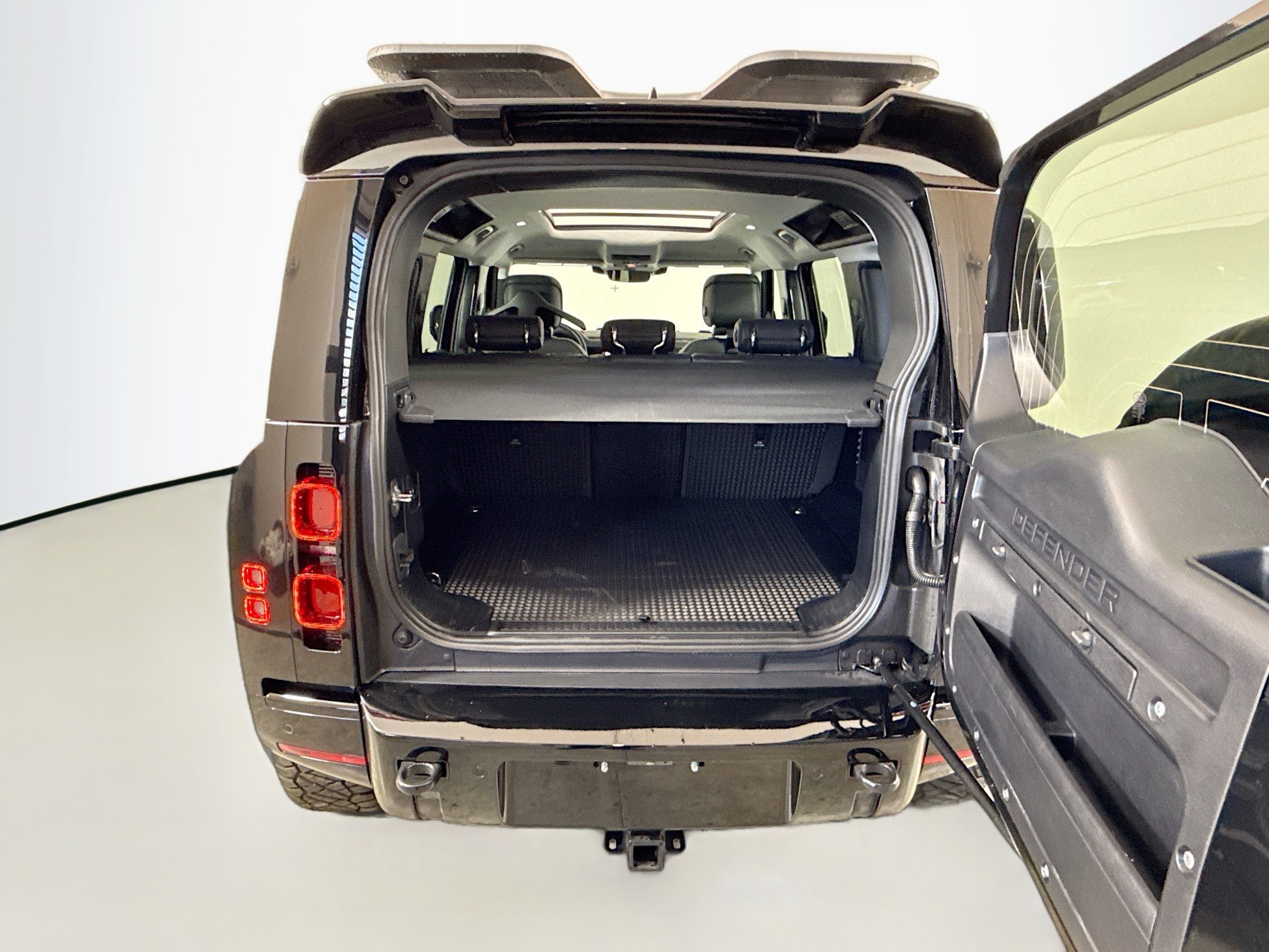 Used 2025 Land Rover Defender 110 X-Dynamic SE image 24