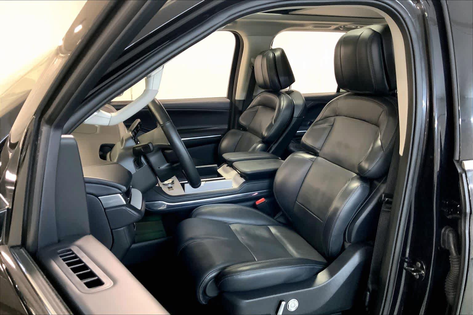 Used 2025 Lincoln Navigator Reserve image 7