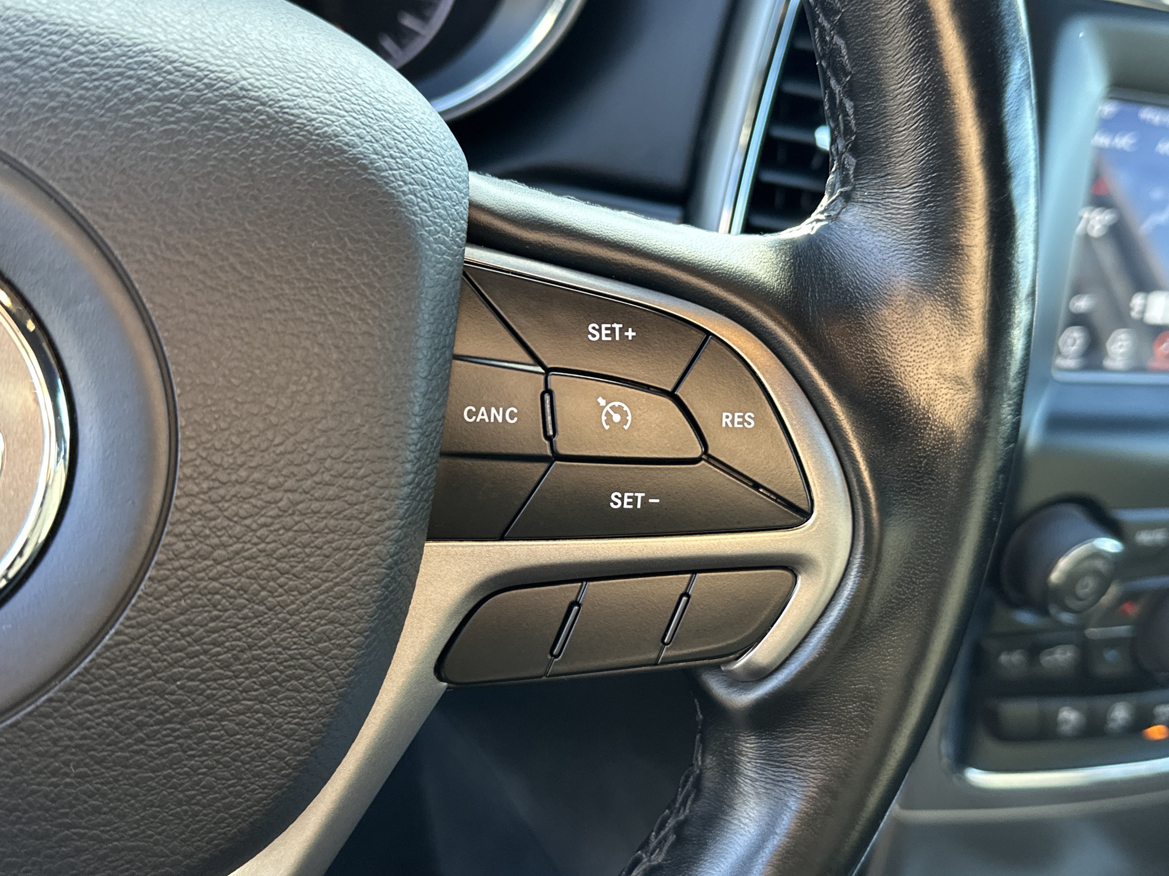 Used 2020 Jeep Grand Cherokee Laredo AWD/4WD image 18