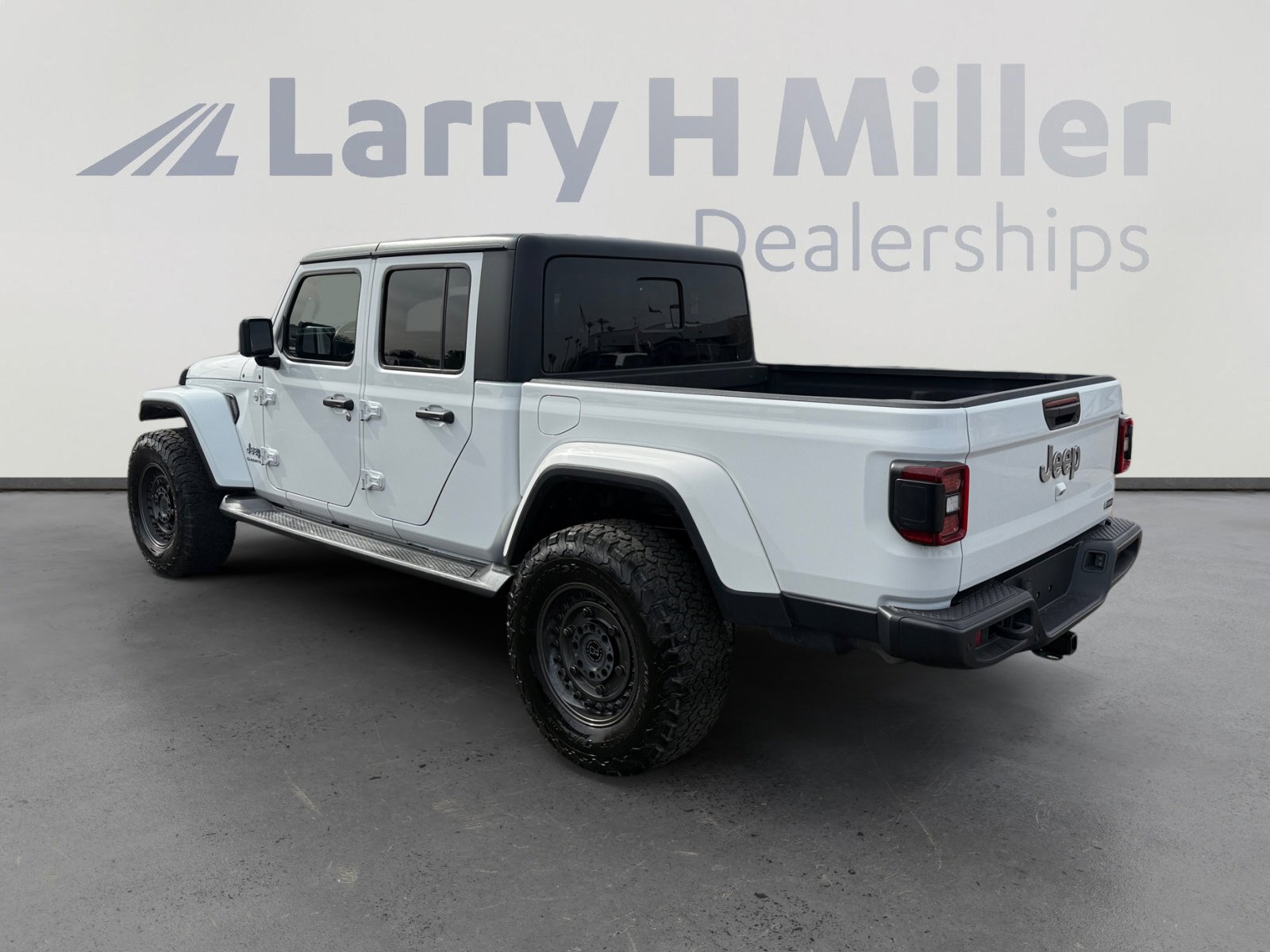 Used 2020 Jeep Gladiator Overland image 3