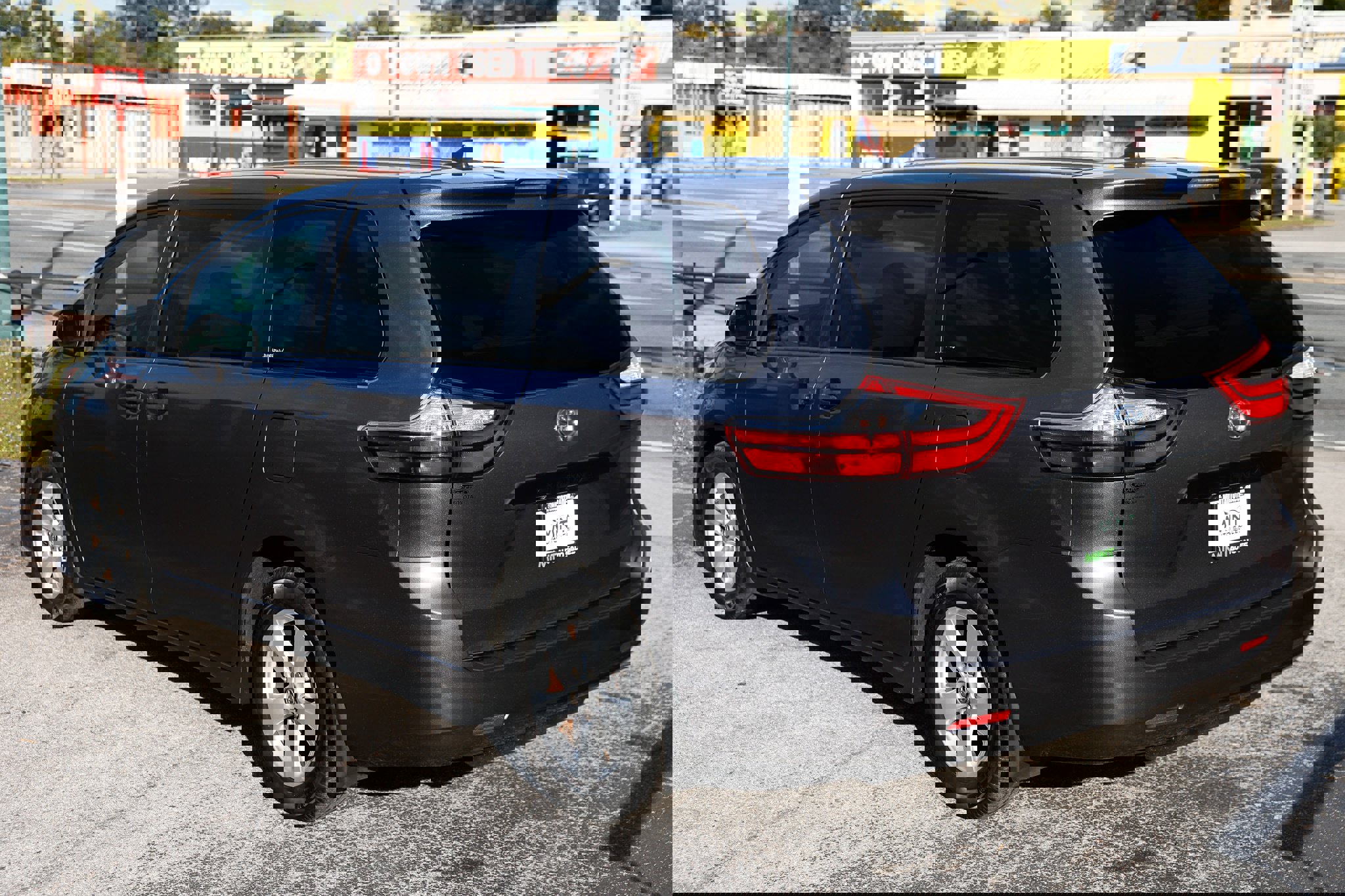 Used 2019 Toyota Sienna L image 10