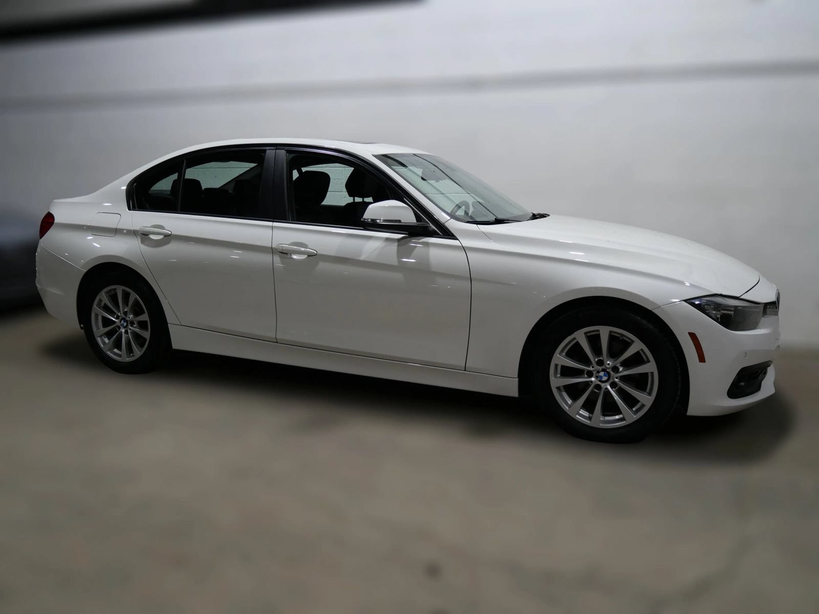 Used 2016 BMW 320i xDrive Sedan AWD/4WD image 3
