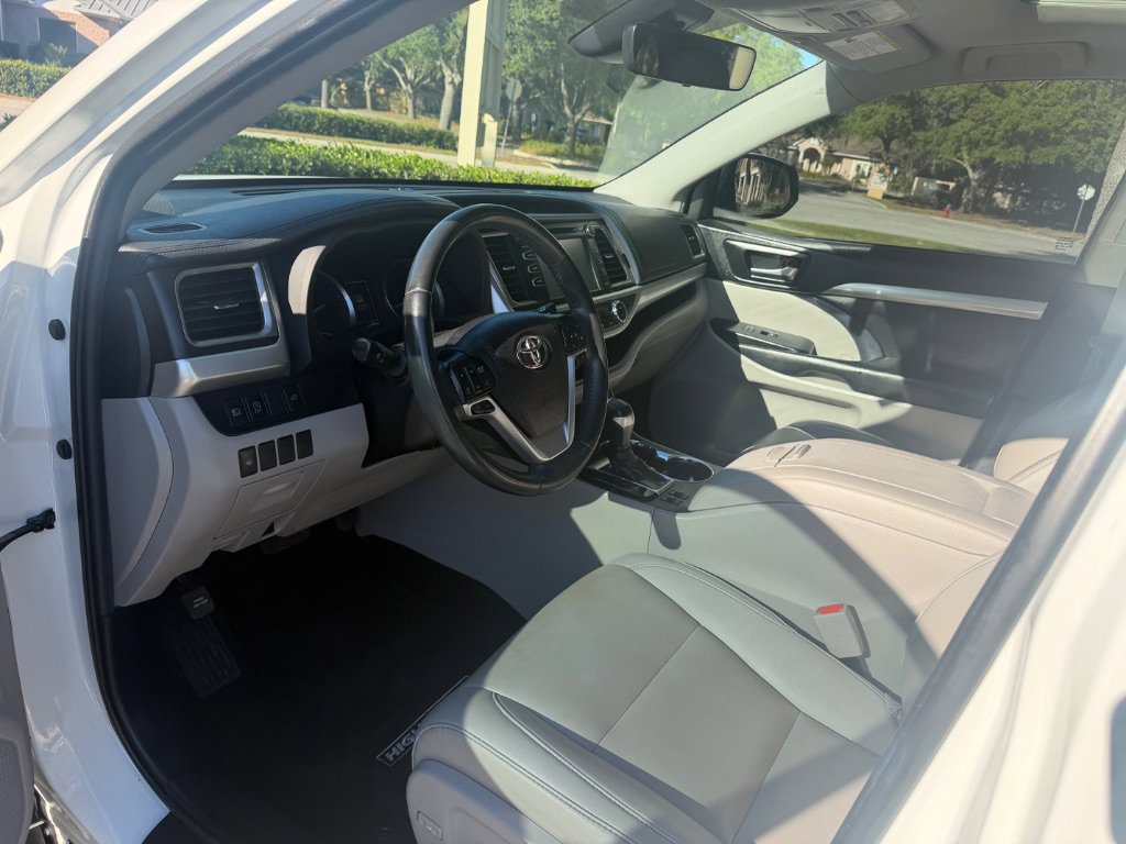 Used 2019 Toyota Highlander XLE image 12