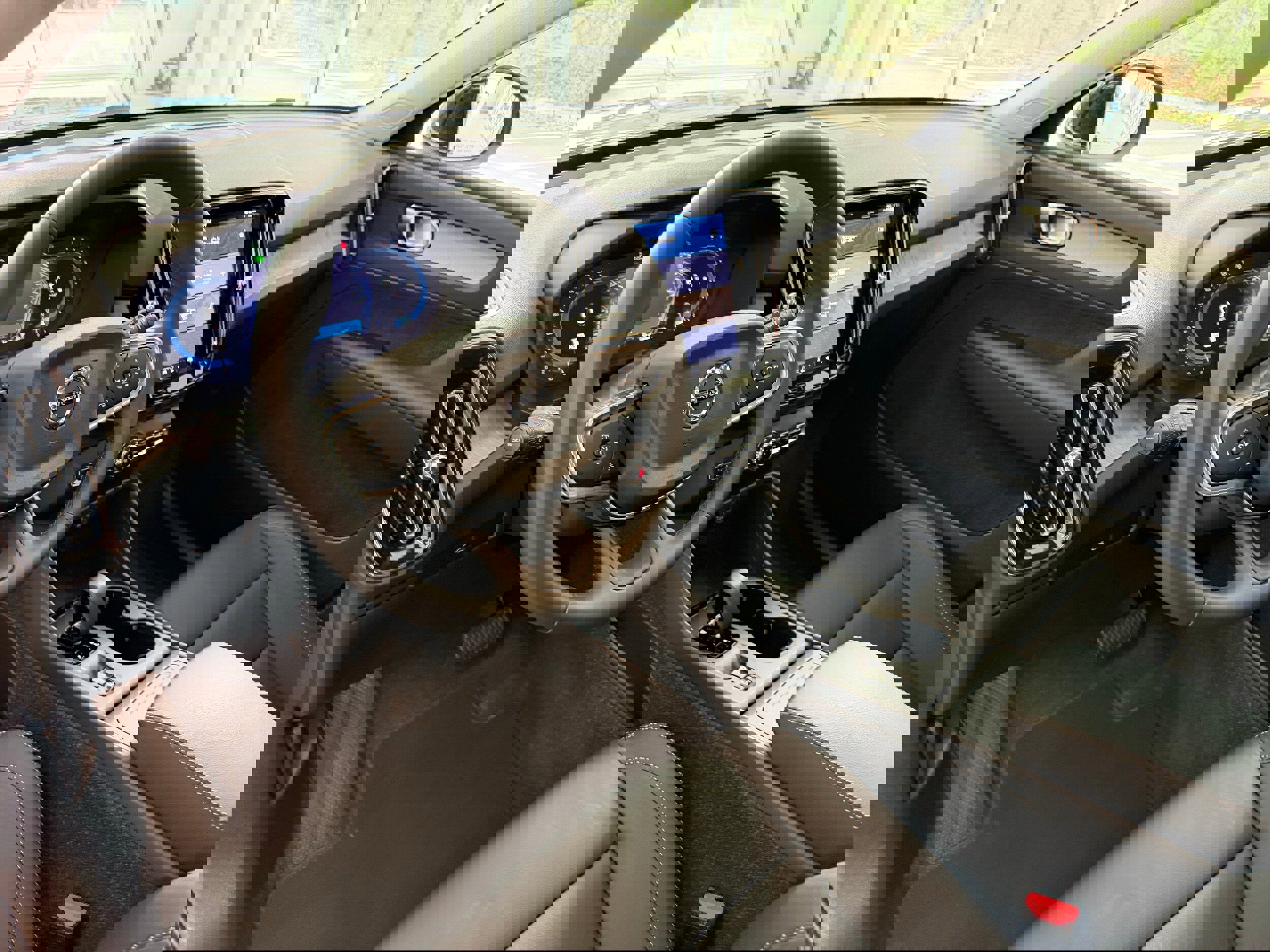 Used 2025 Volvo XC40 B5 Core w/ Protection Package Premier image 14