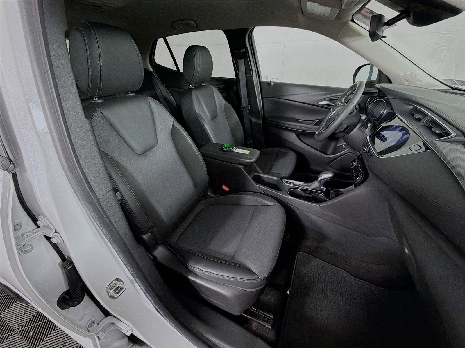 Used 2022 Buick Encore GX Select w/ Sport Touring Package image 25