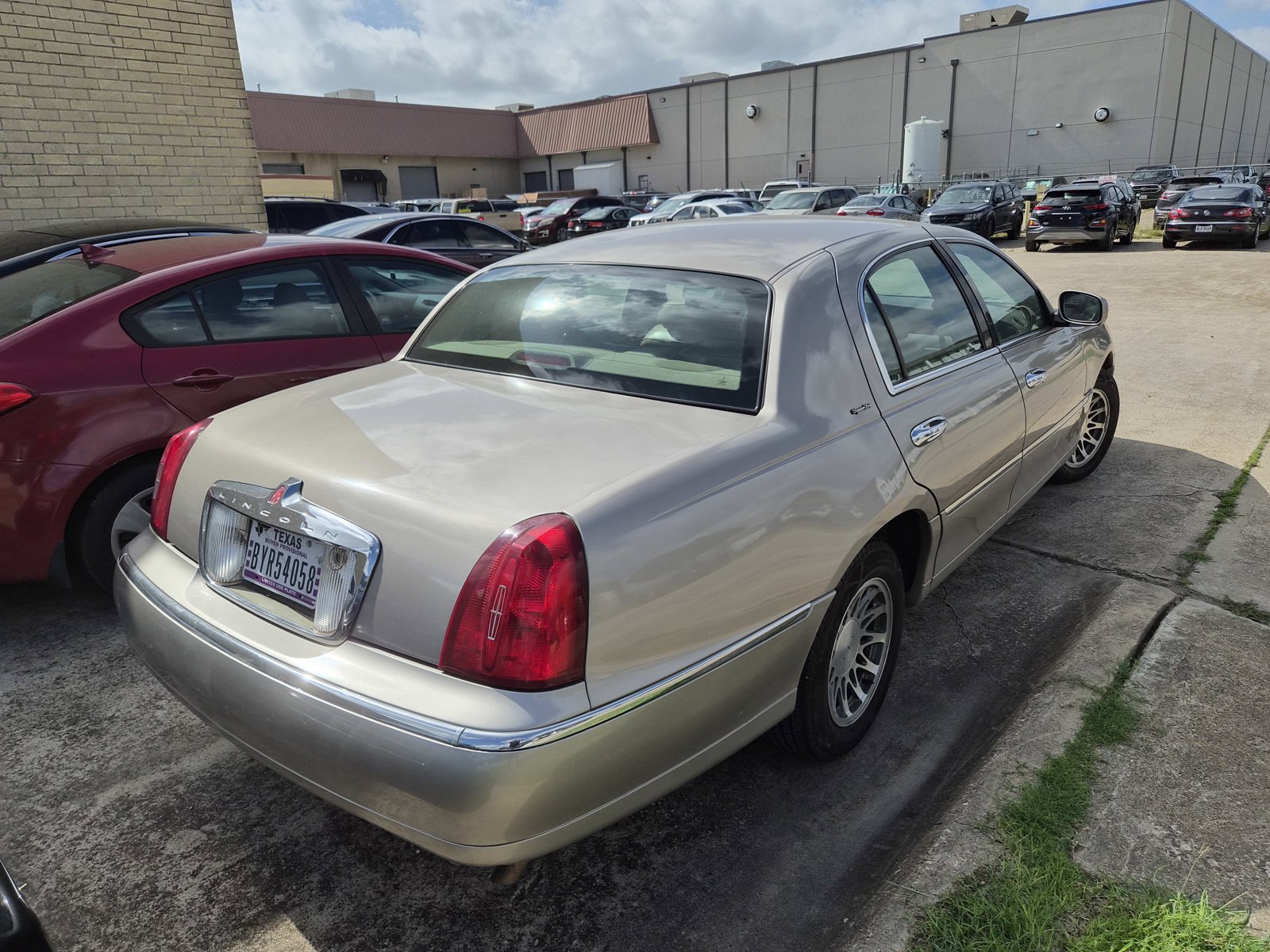 Used 2001 Lincoln Town Car Signature RWD image 3