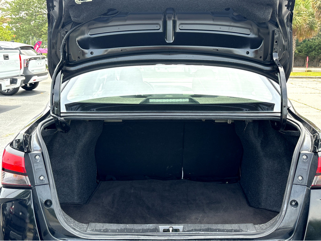 Used 2022 Nissan Versa SR FWD image 23