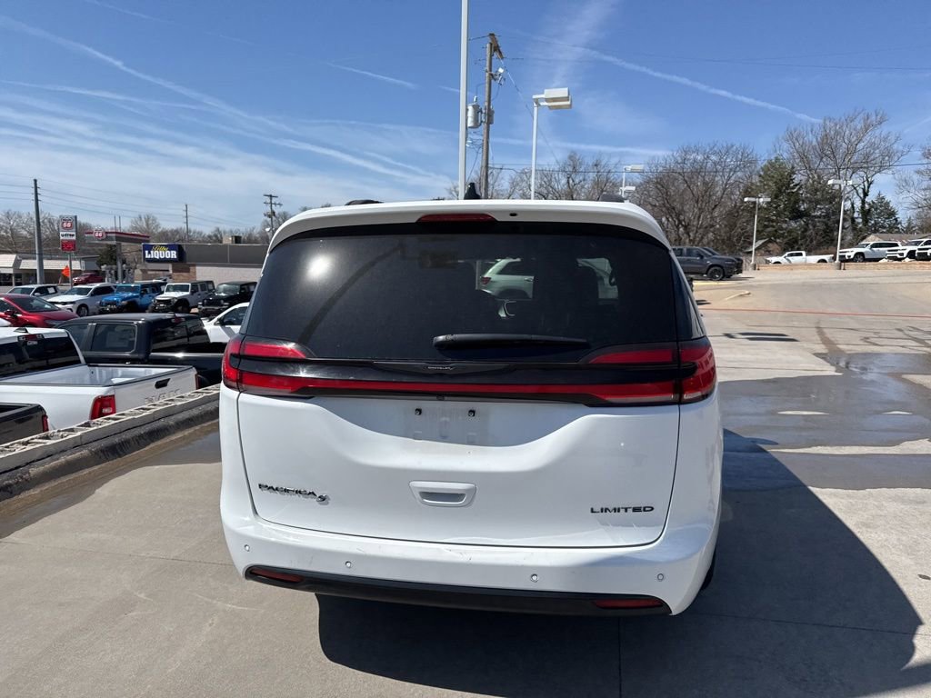 Used 2025 Chrysler Pacifica Limited FWD image 17