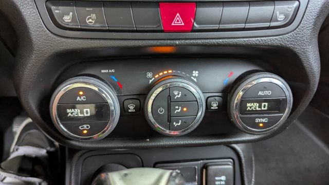Used 2016 Jeep Renegade Trailhawk w/ Premium Trailhawk Package AWD/4WD image 33