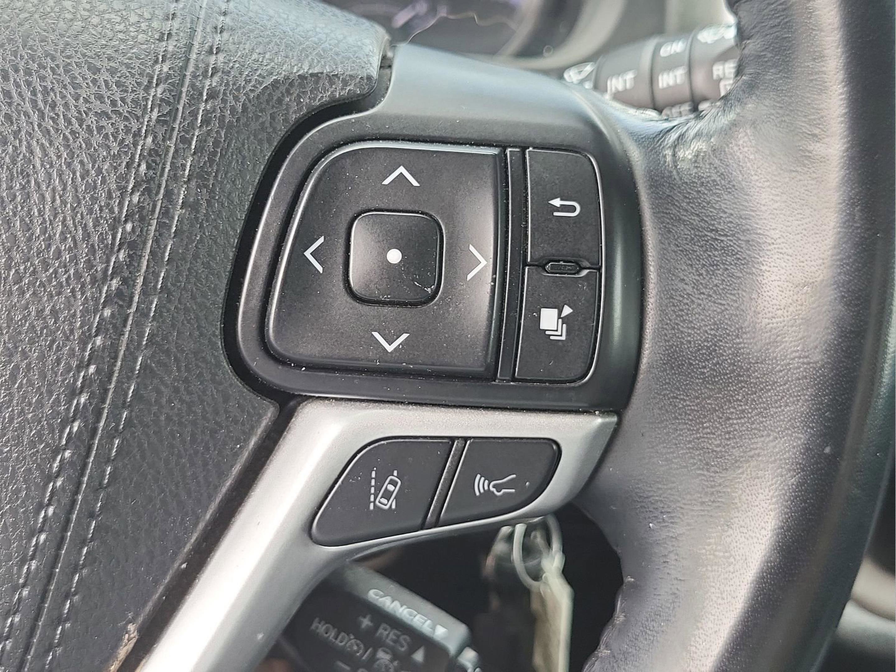 Used 2018 Toyota Highlander Plus AWD/4WD image 10