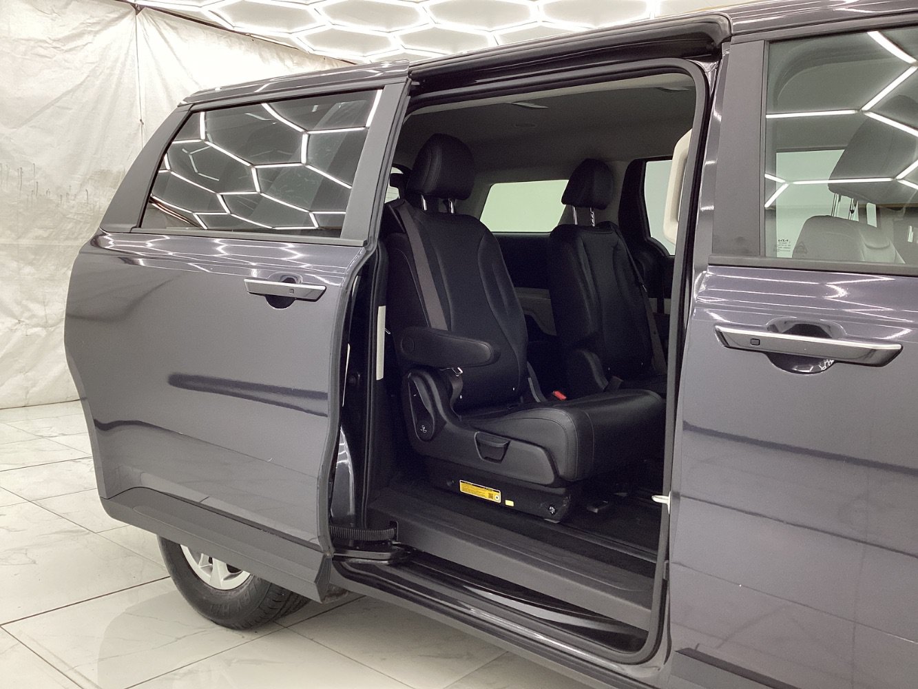 Used 2024 Kia Carnival LX FWD image 25