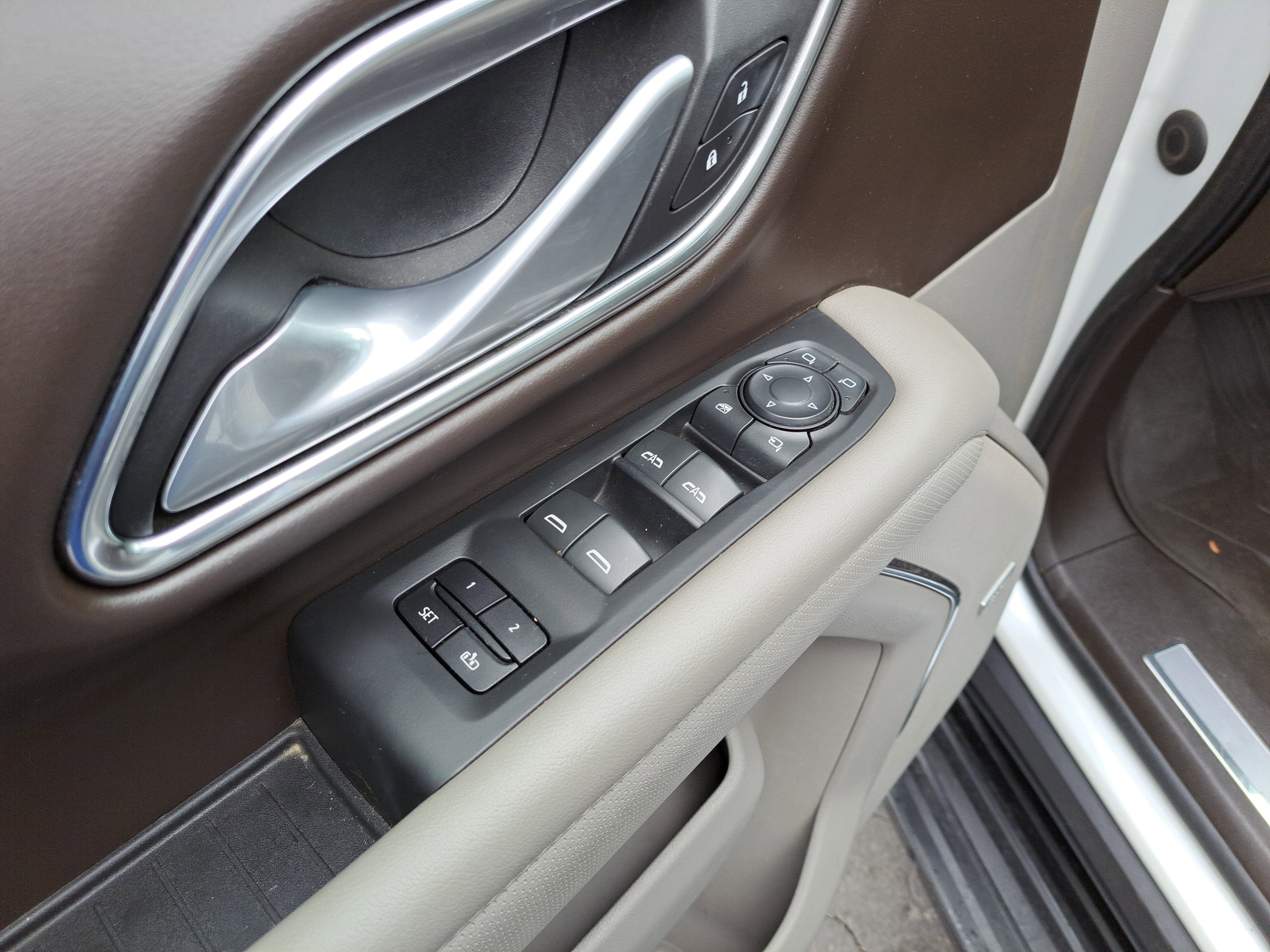 Used 2022 GMC Yukon XL SLT w/ SLT Luxury Package image 16