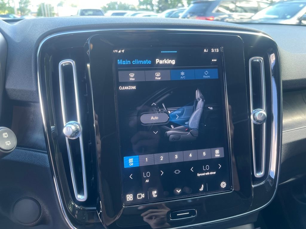 Used 2023 Volvo XC40 Recharge Ultimate image 13