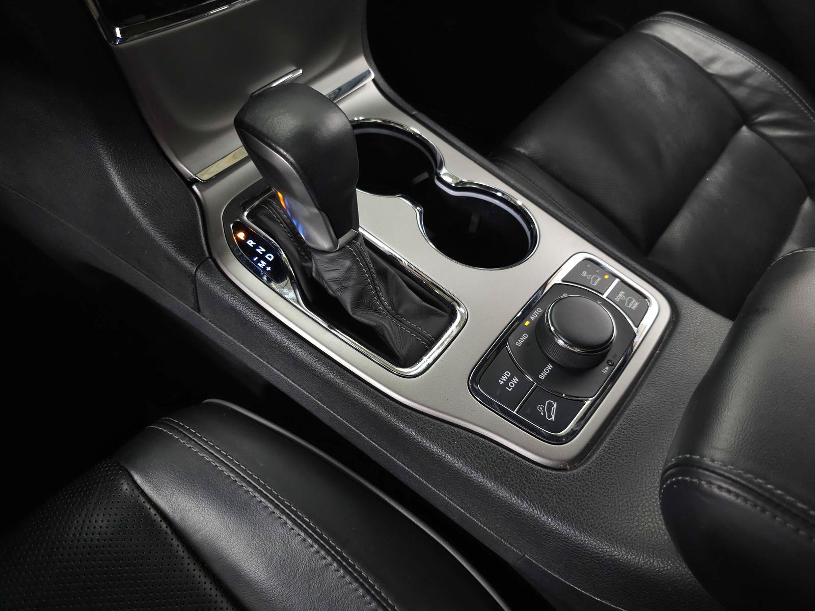 Used 2019 Jeep Grand Cherokee Overland AWD/4WD image 32