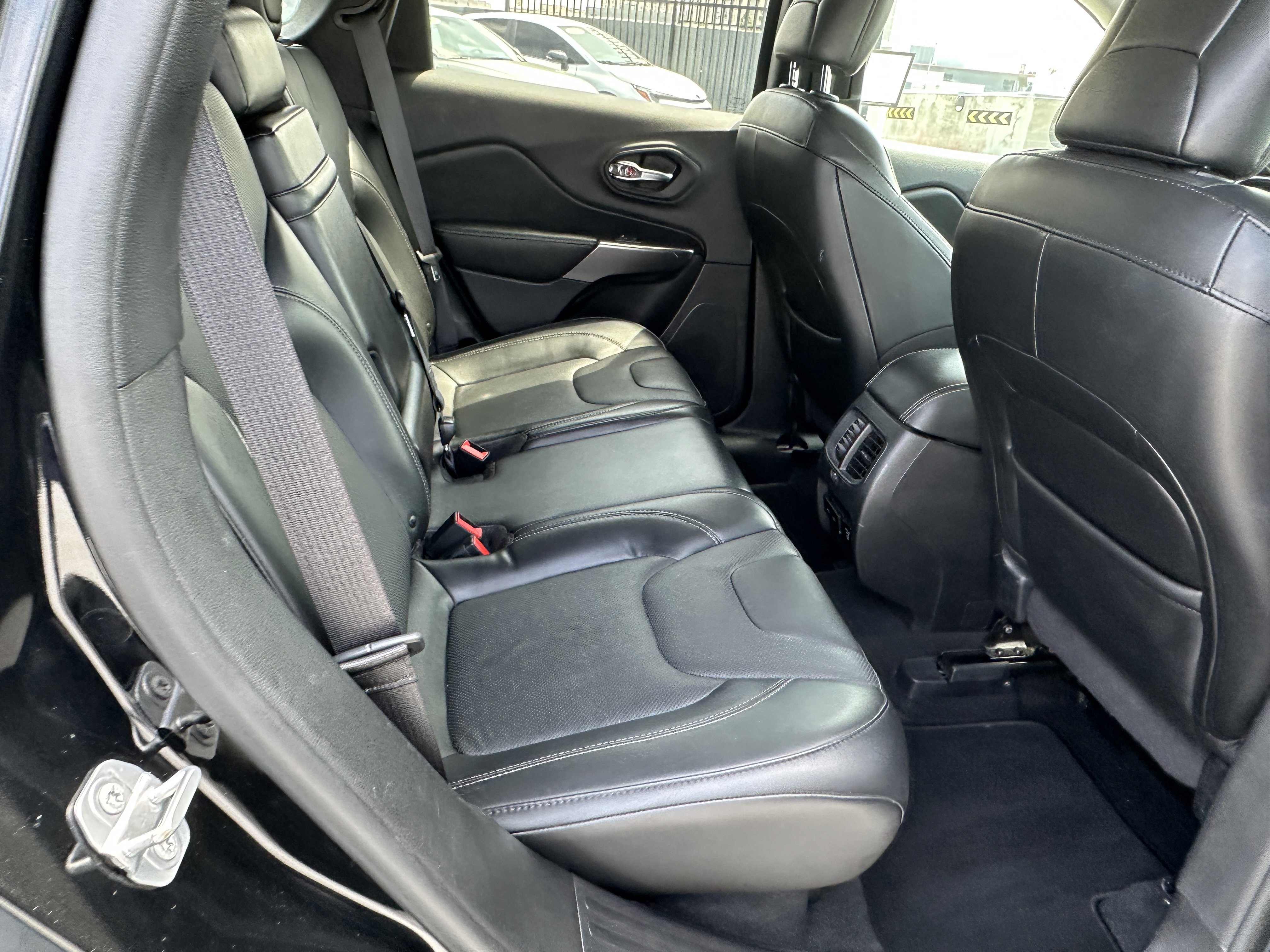 Used 2019 Jeep Cherokee Limited AWD/4WD image 21