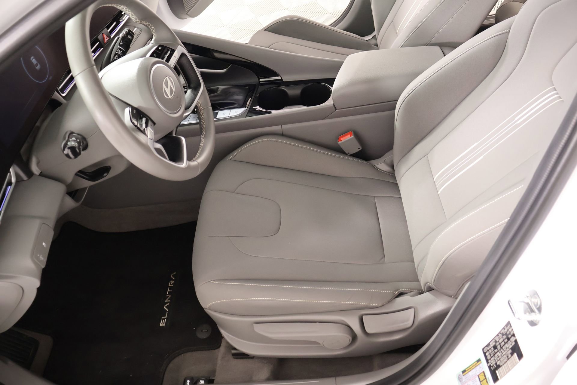 Used 2024 Hyundai Elantra SEL w/ Convenience Package image 12