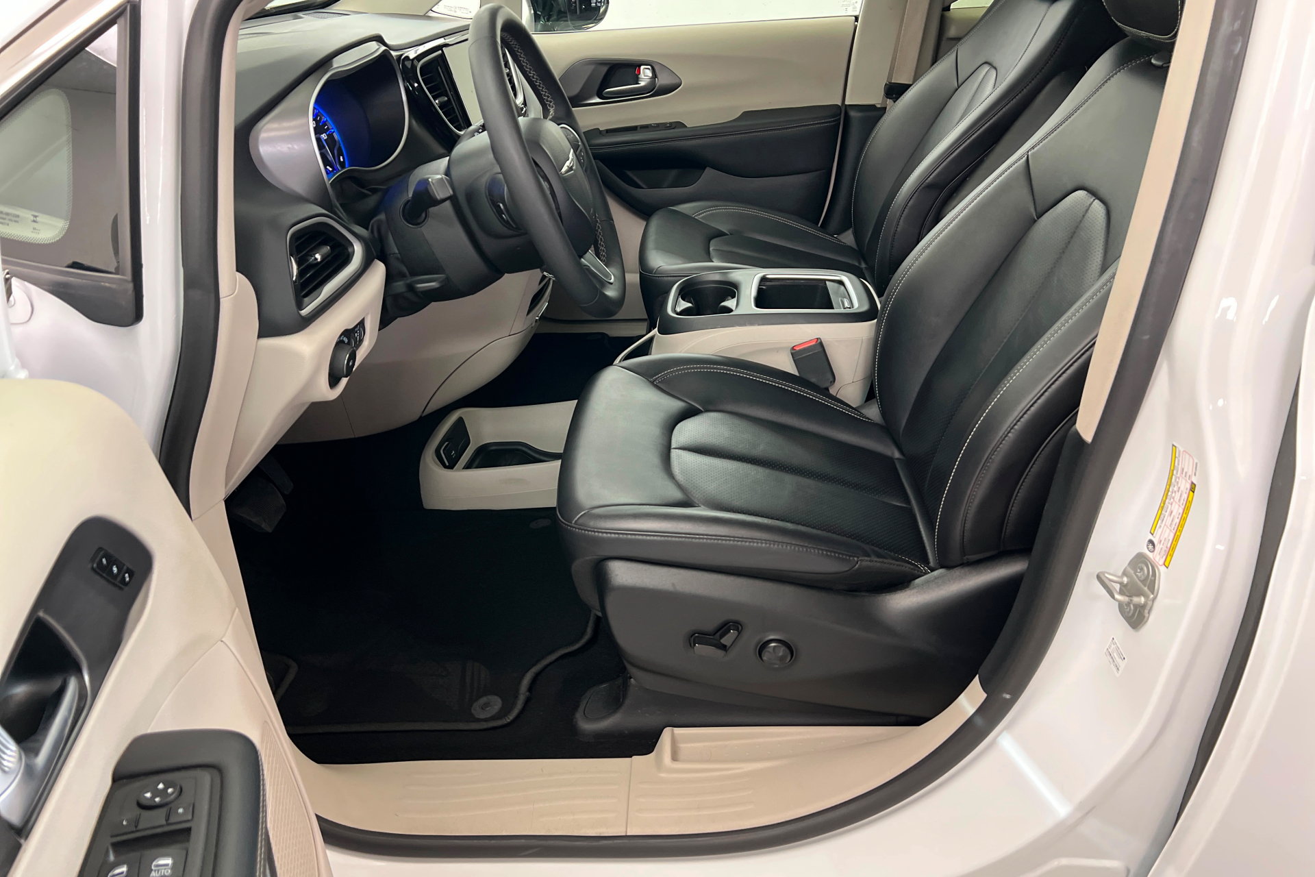 Used 2024 Chrysler Pacifica Touring-L FWD image 18