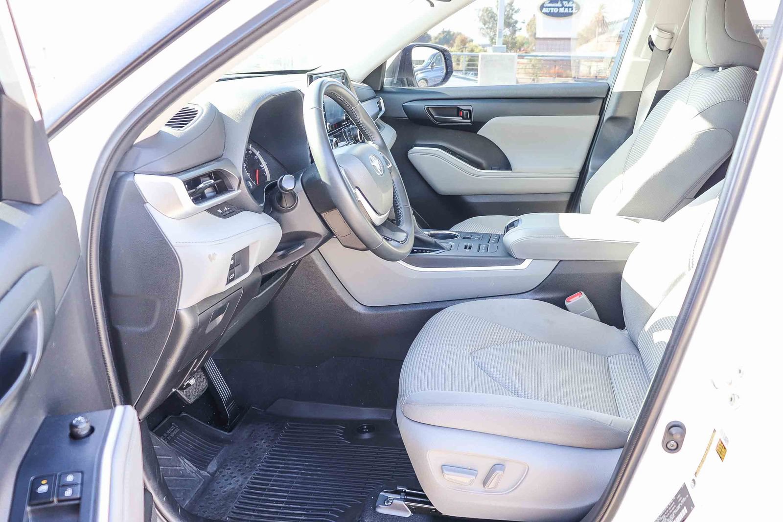 Used 2022 Toyota Highlander LE AWD/4WD image 15