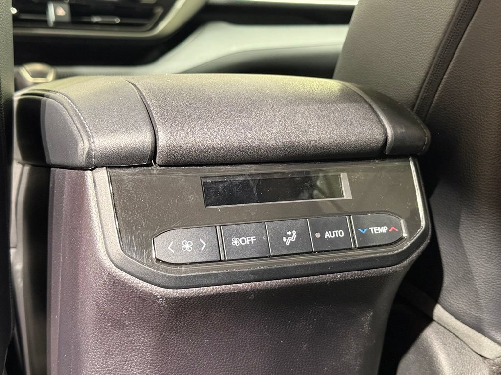 Used 2021 Toyota Highlander XLE AWD/4WD image 22