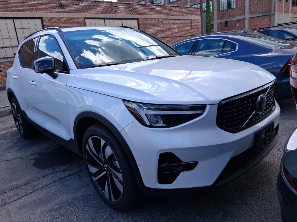 New 2026 Volvo XC40 B5 Plus w/ Protection Package Premier AWD/4WD image 3